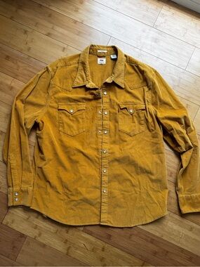 LEVI’s Mustard Yellow Western Snap Front corduroy Shirt, Barstow model